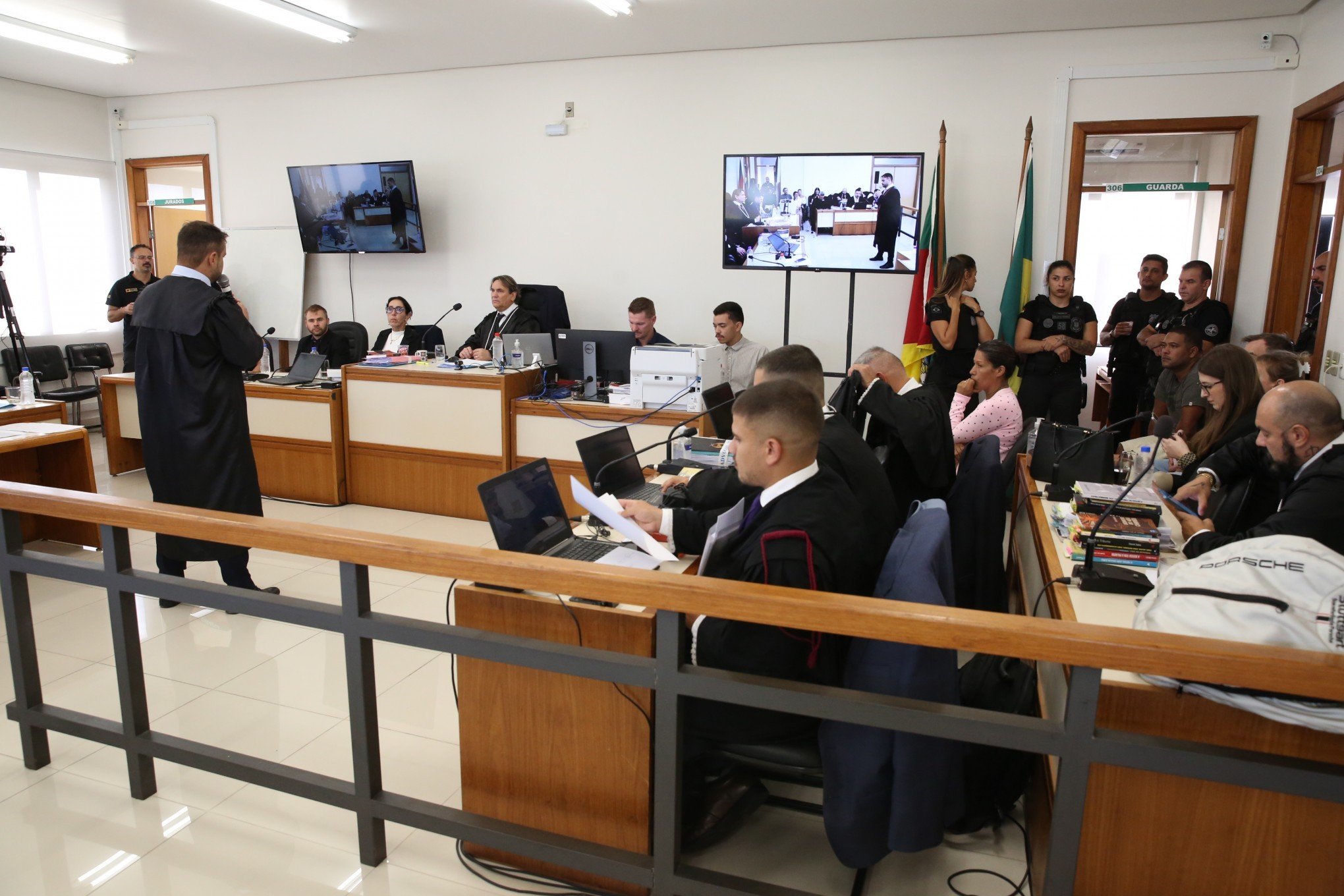 Quatro são condenados por tentativa de homicídio no caso da cabelereira Návia