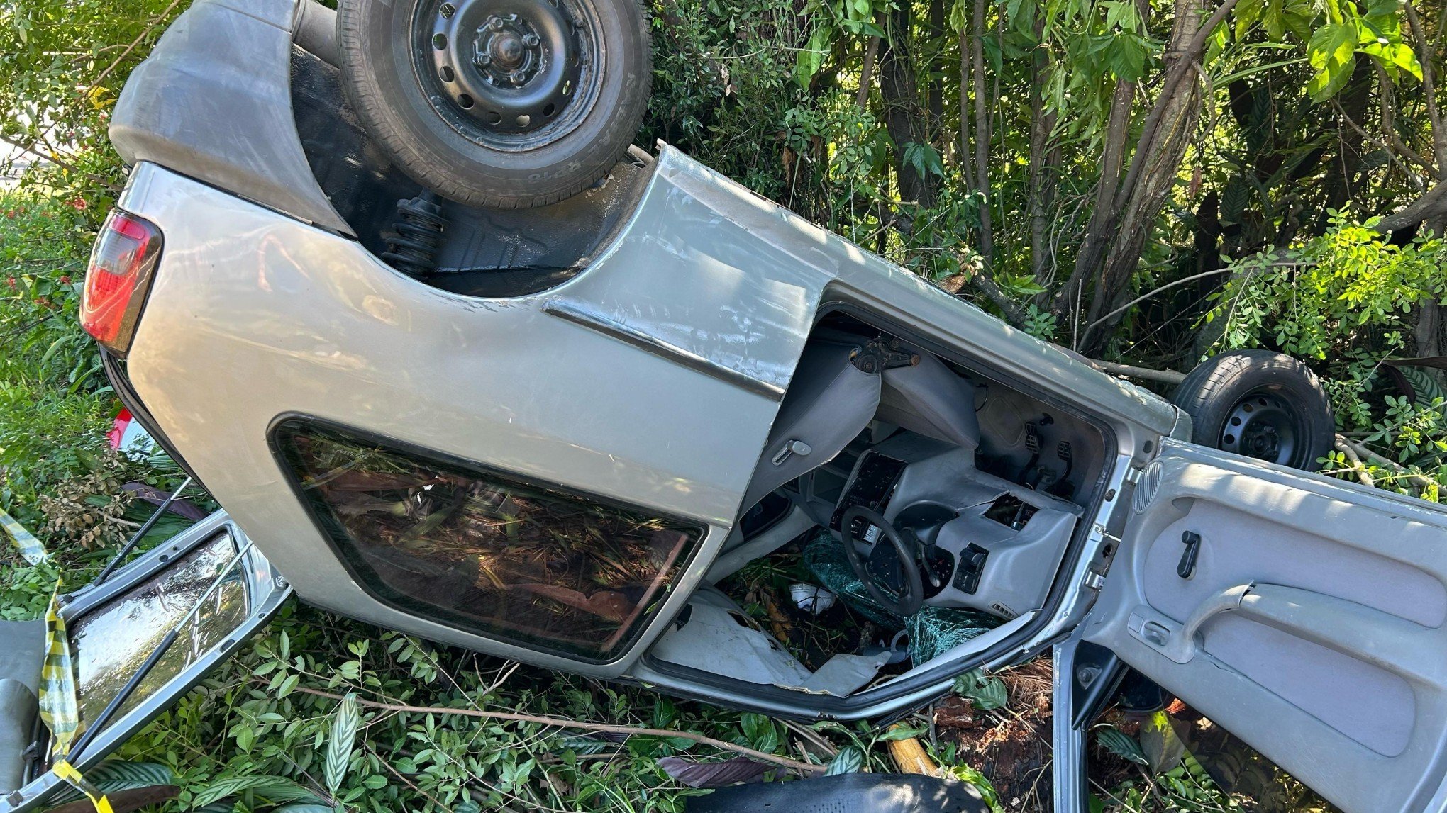 RS-240: Carro capotado às margens da rodovia chama a atenção de motoristas