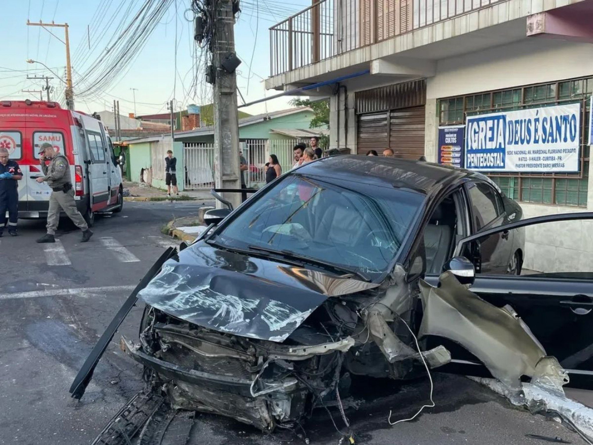 Dupla fica ferida após carro bater em casa no bairro Canudos