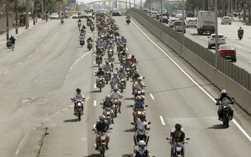 Motoboys e motogirls fizeram uma motociata em direção a Porto Alegre