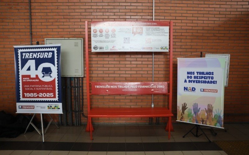 Banco vermelho foi instalado na Estação São Leopoldo do Trensurb em março