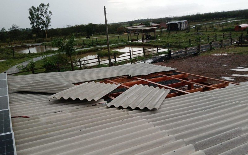 Temporal registrado em Nova Santa Rita nesta segunda-feira destelhou casas e causou danos | abc+