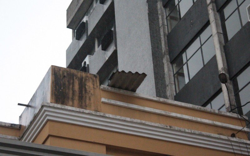 Telhas da Prefeitura de Canoas voaram nesta segunda-feira (31)