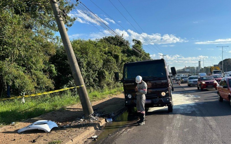 BR-116: Carro pega fogo após bater em poste | abc+