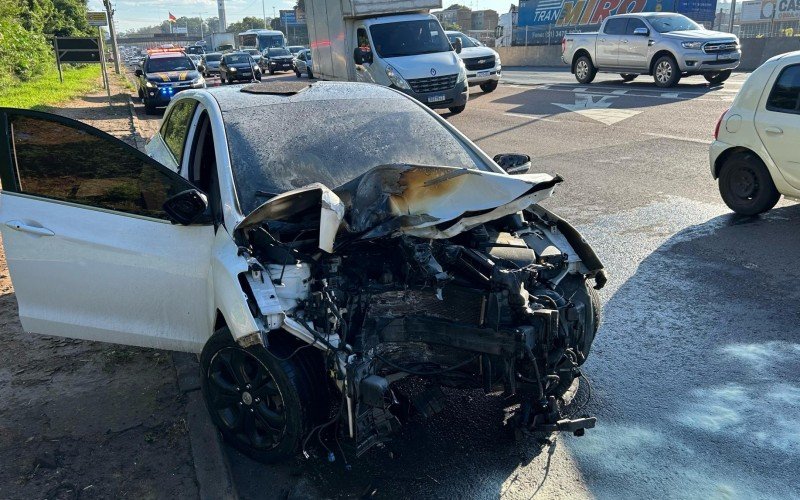 BR-116: Carro pega fogo após bater em poste | abc+