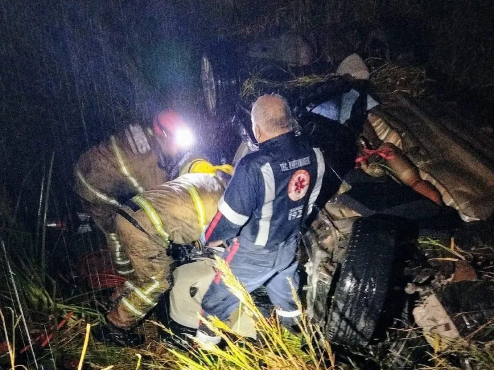 BR-116: Motorista fica preso às ferragens após carro capotar em Novo Hamburgo; veja fotos