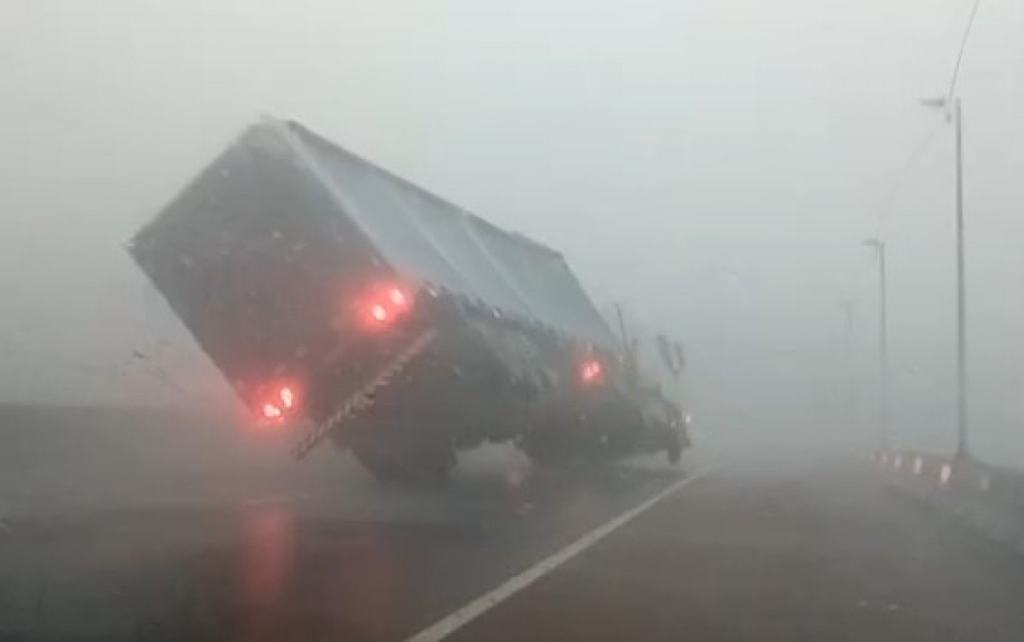 VÍDEO: Caminhão tomba na nova ponte do Guaíba durante temporal
