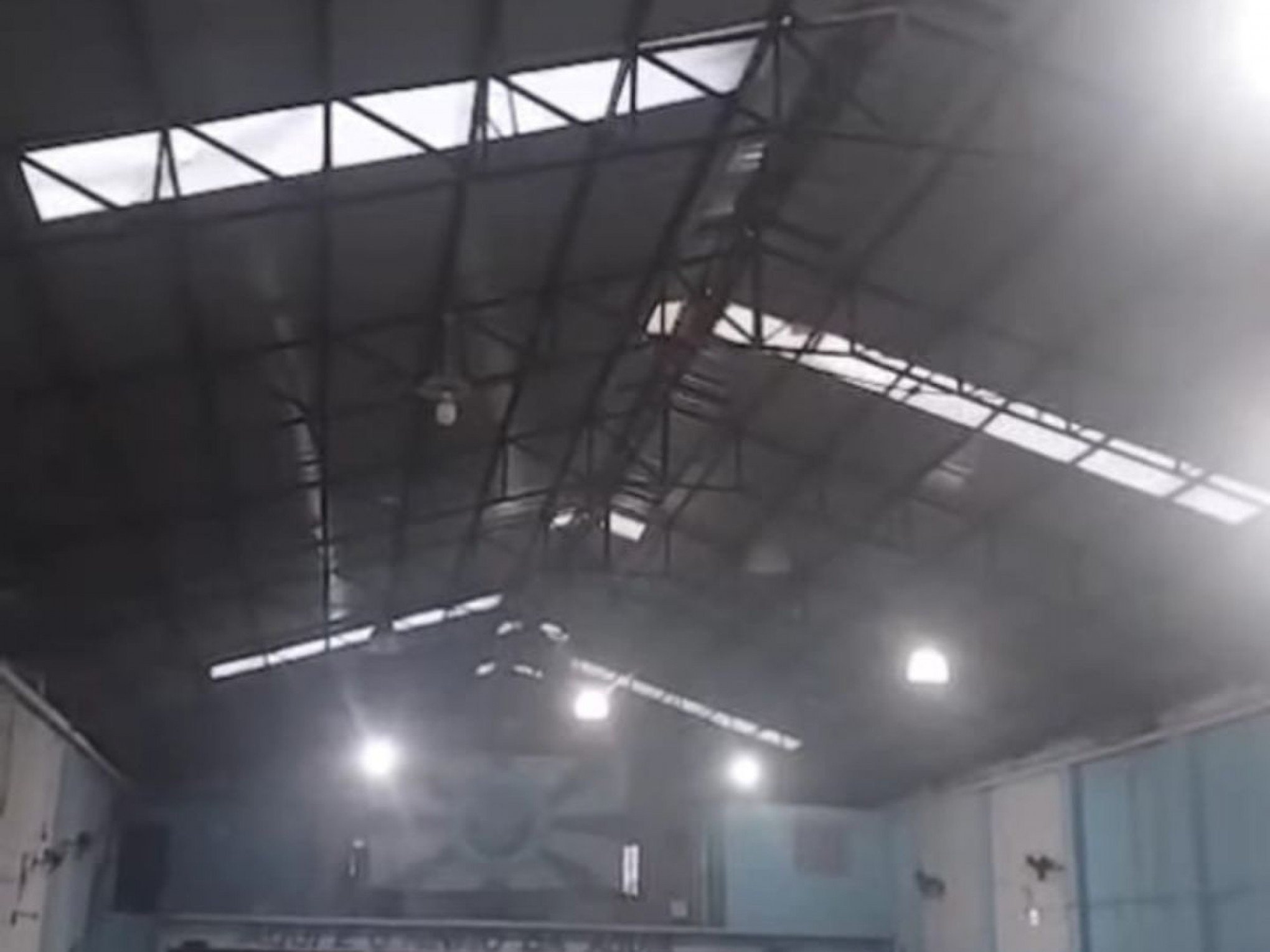 VÍDEO: Quadra de escola de samba fica destelhada durante vendaval em Porto Alegre