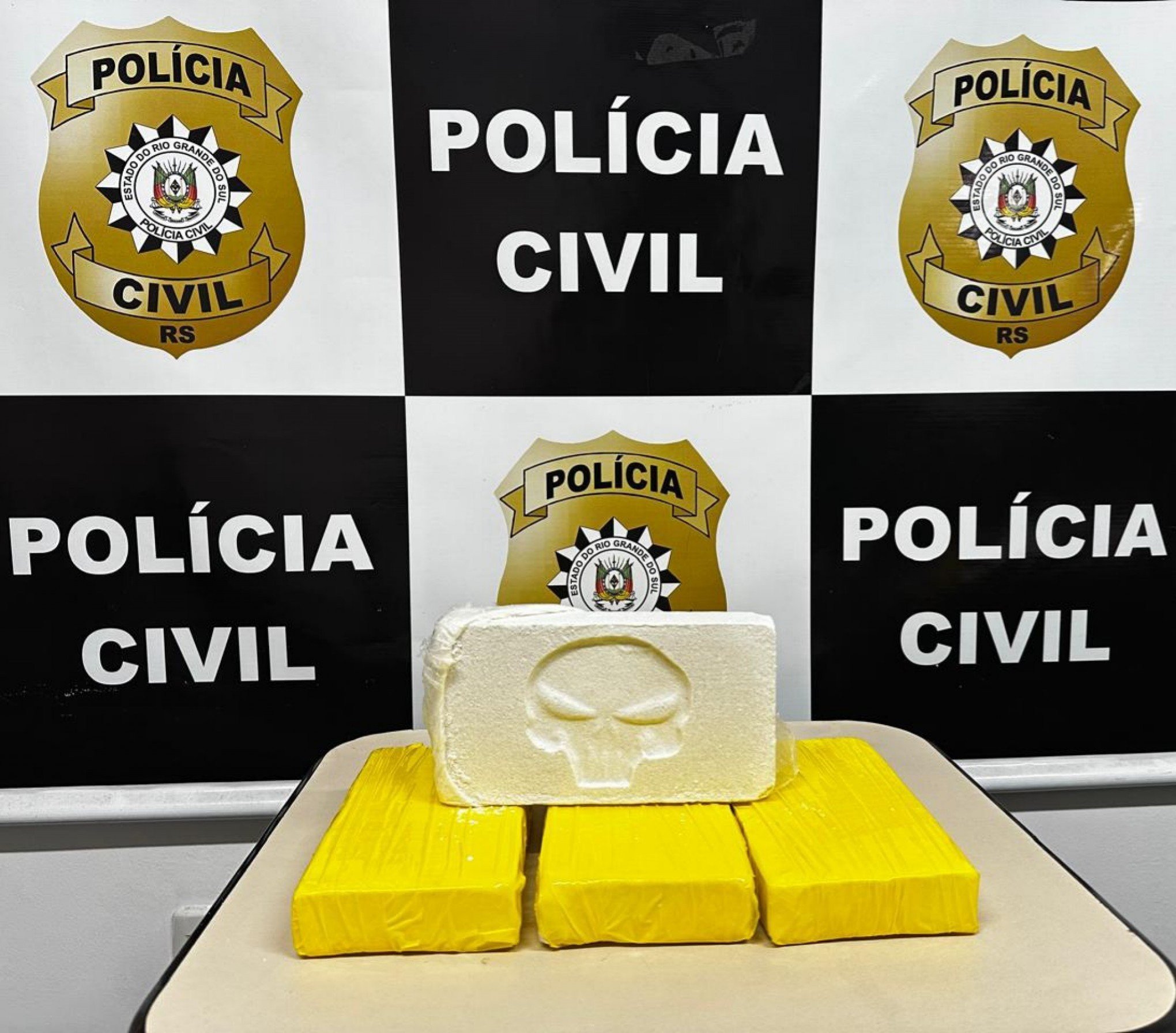 Cocaína pura avaliada em R$ 100 mil é encontrada com grávida e companheiro