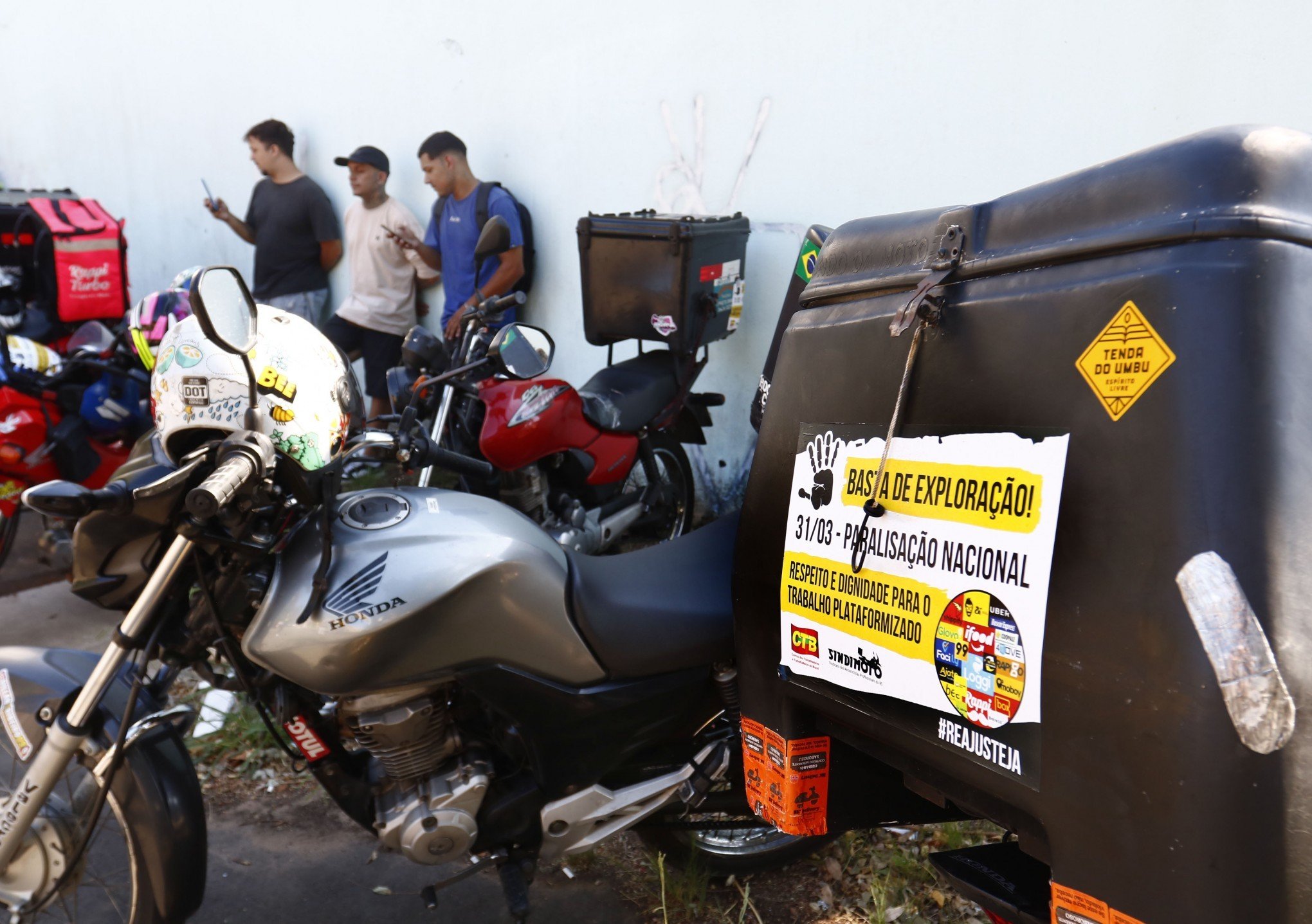 Entregadores de aplicativos promovem motociata para reivindicar melhor remuneração