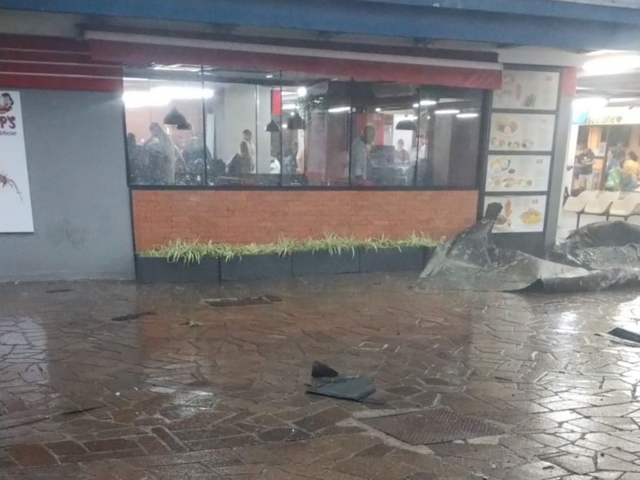 FRENTE FRIA: Ventania destelha rodoviária de Porto Alegre e assusta passageiros