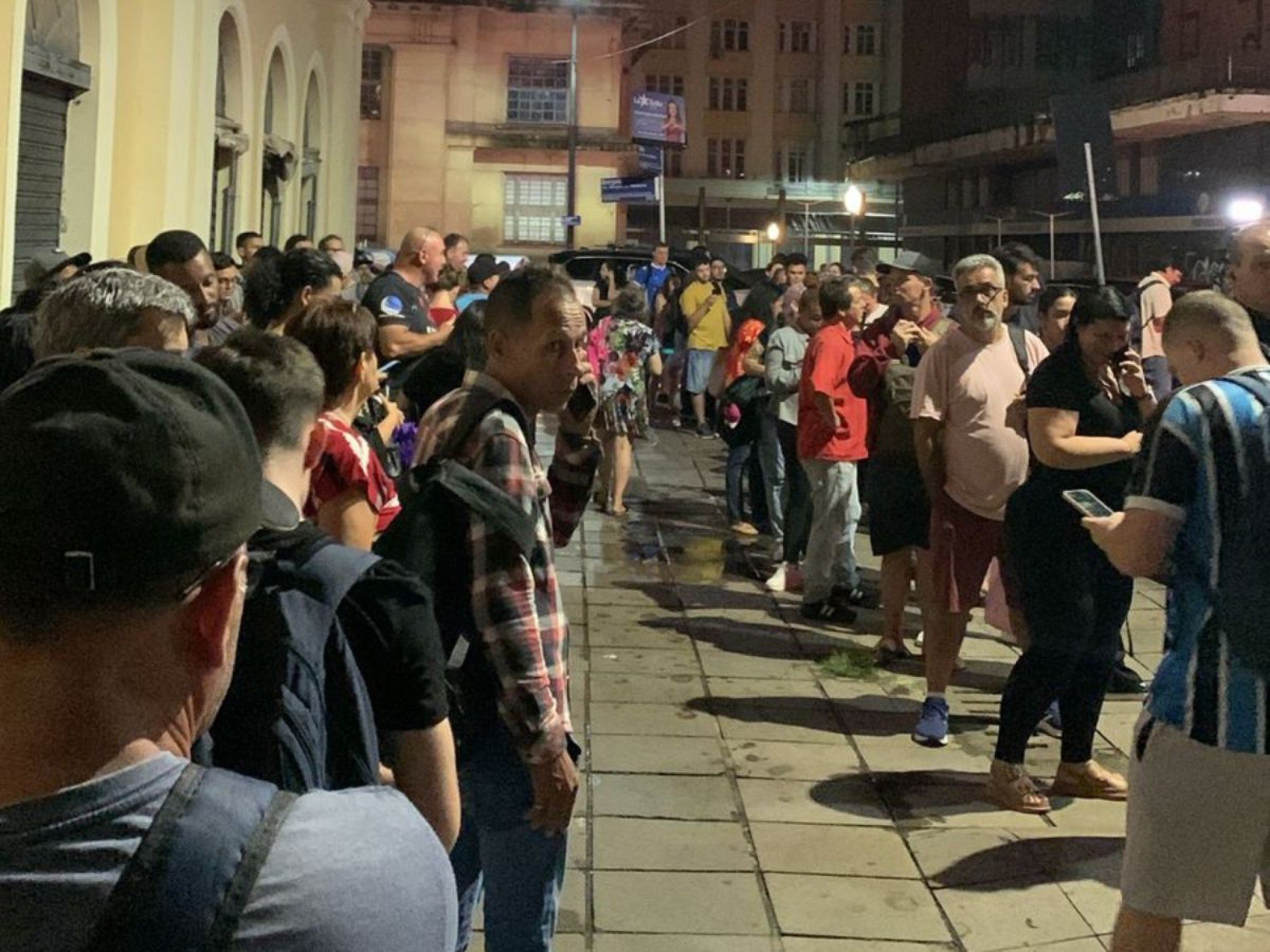 "Gente brigando, furando fila": Passageiro relata caos após mudança na operação dos trens