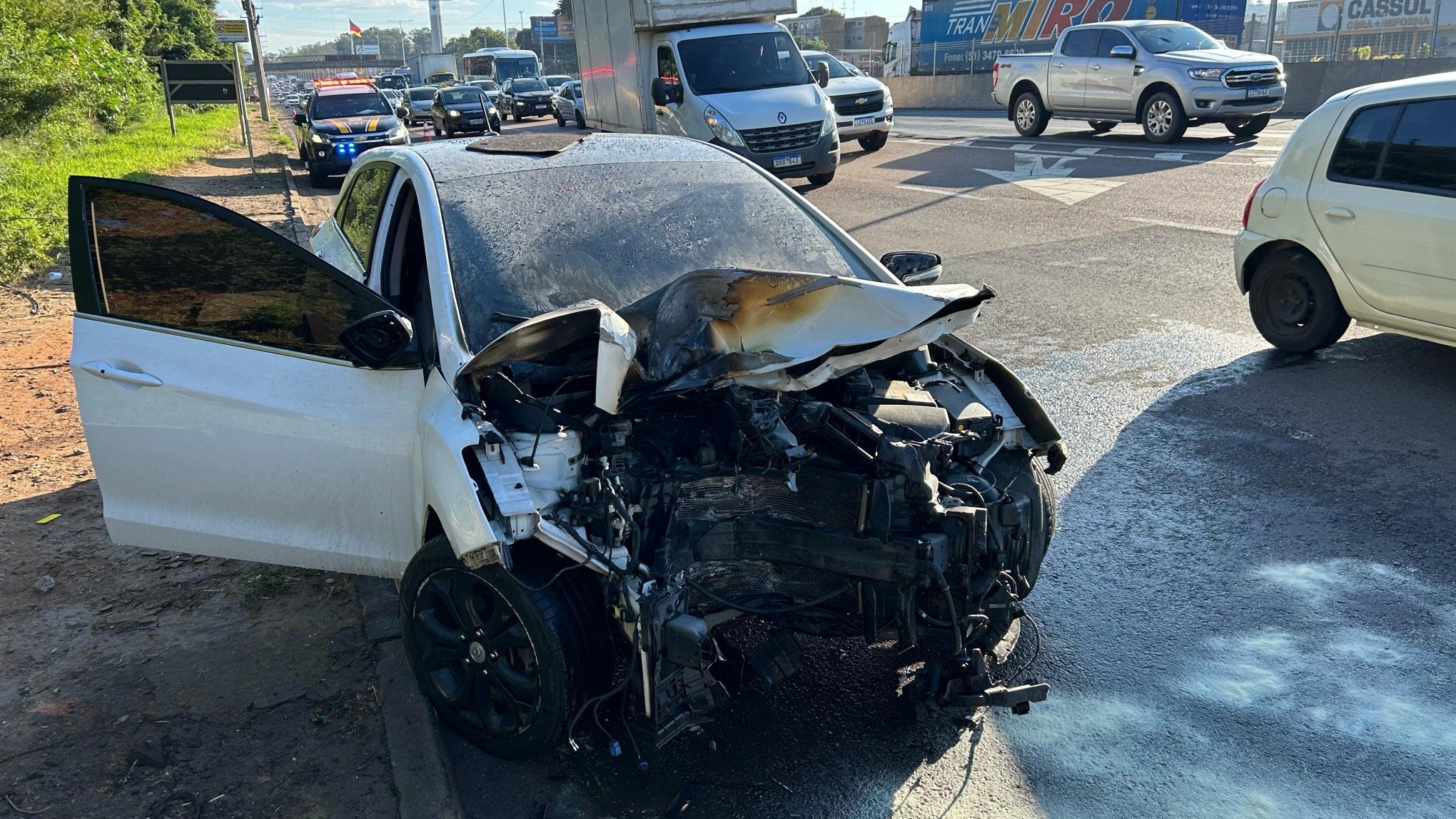 BR-116: Carro pega fogo após bater em poste