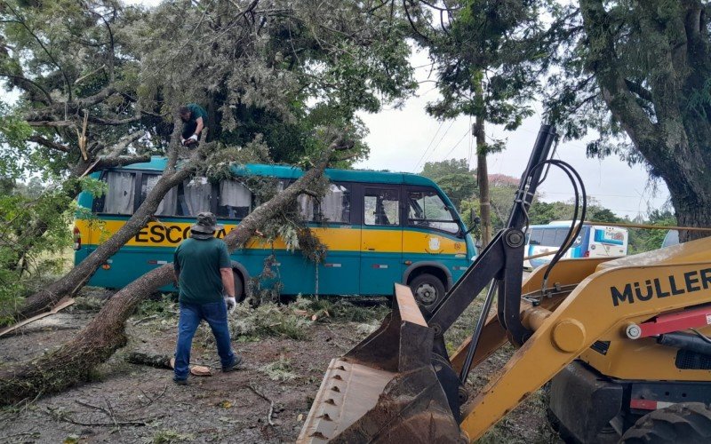 Felizmente, ônibus que estava parado no Parque de Eventos Olmiro Brandão não estava com nenhuma criança dentro no momento do acidente