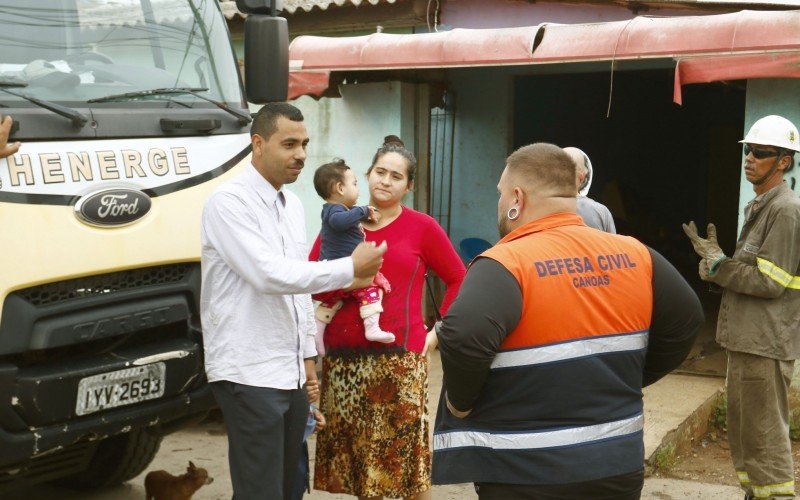 Felipe Machado Bento (E) recebeu a Defesa Civil de Canoas, na manhã desta terça-feira (1º), após viver um pesadelo em casa