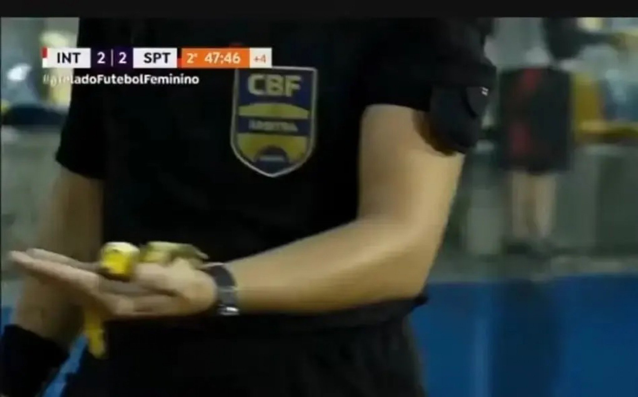 Dirigente informa que atleta da base do Inter arremessou banana no banco do Sport