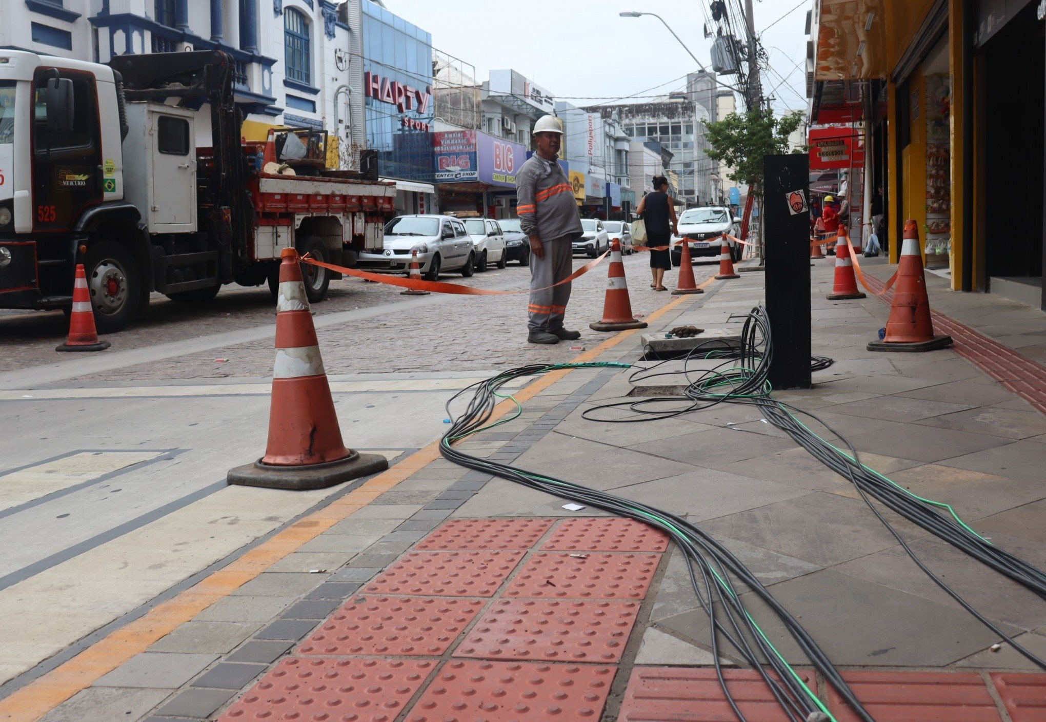 Substituição para rede subterrânea avança na revitalização da Rua Independência