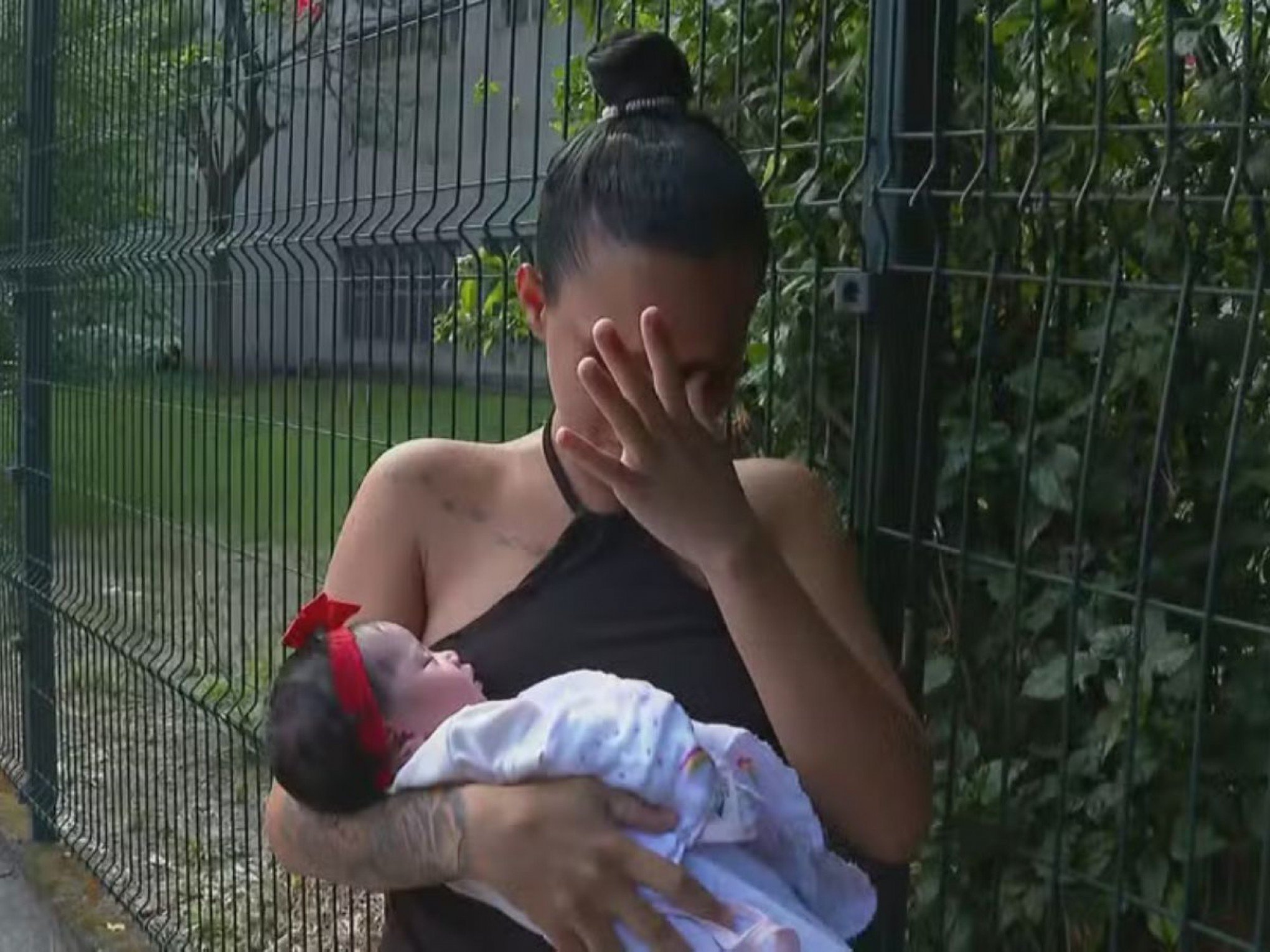 Mulher foi dar à luz gêmeas e só recebeu uma bebê no hospital; entenda o que já se sabe
