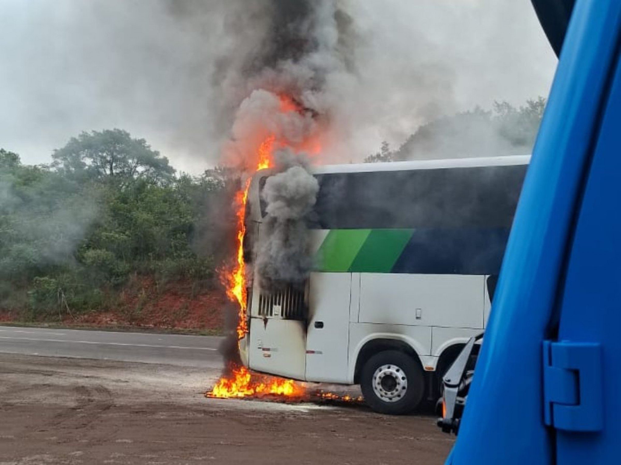 VÍDEO: Ônibus com mais de 20 pessoas pega fogo em rodovia do RS