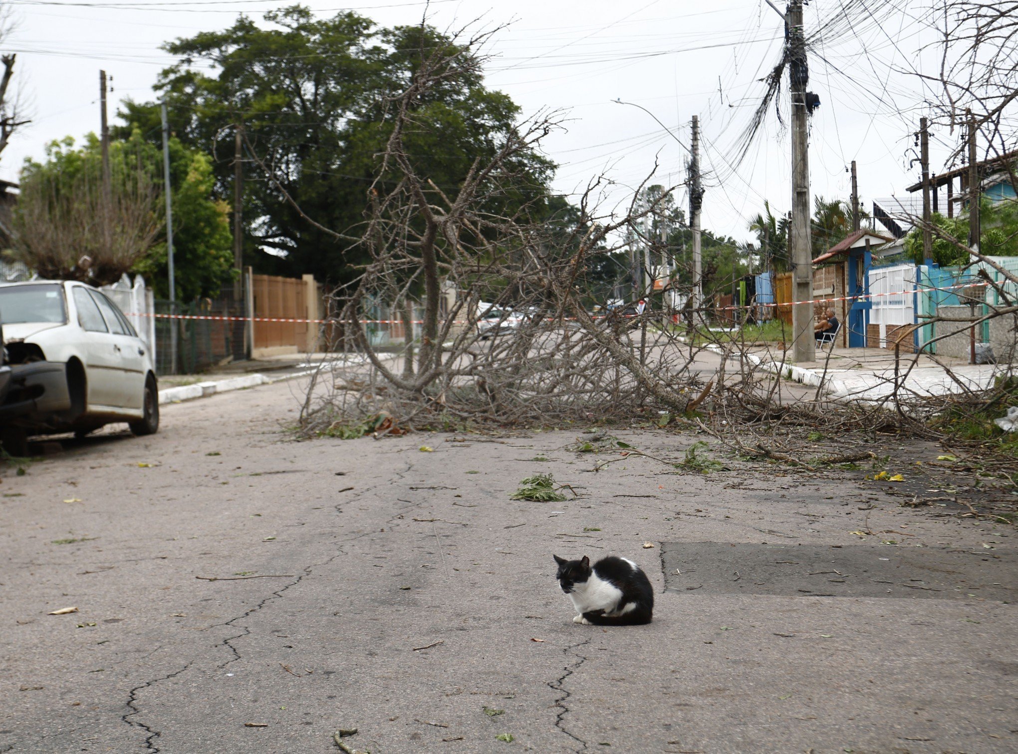 Defesa Civil alerta para fios no chão e pede que população evite áreas alagadas em Canoas