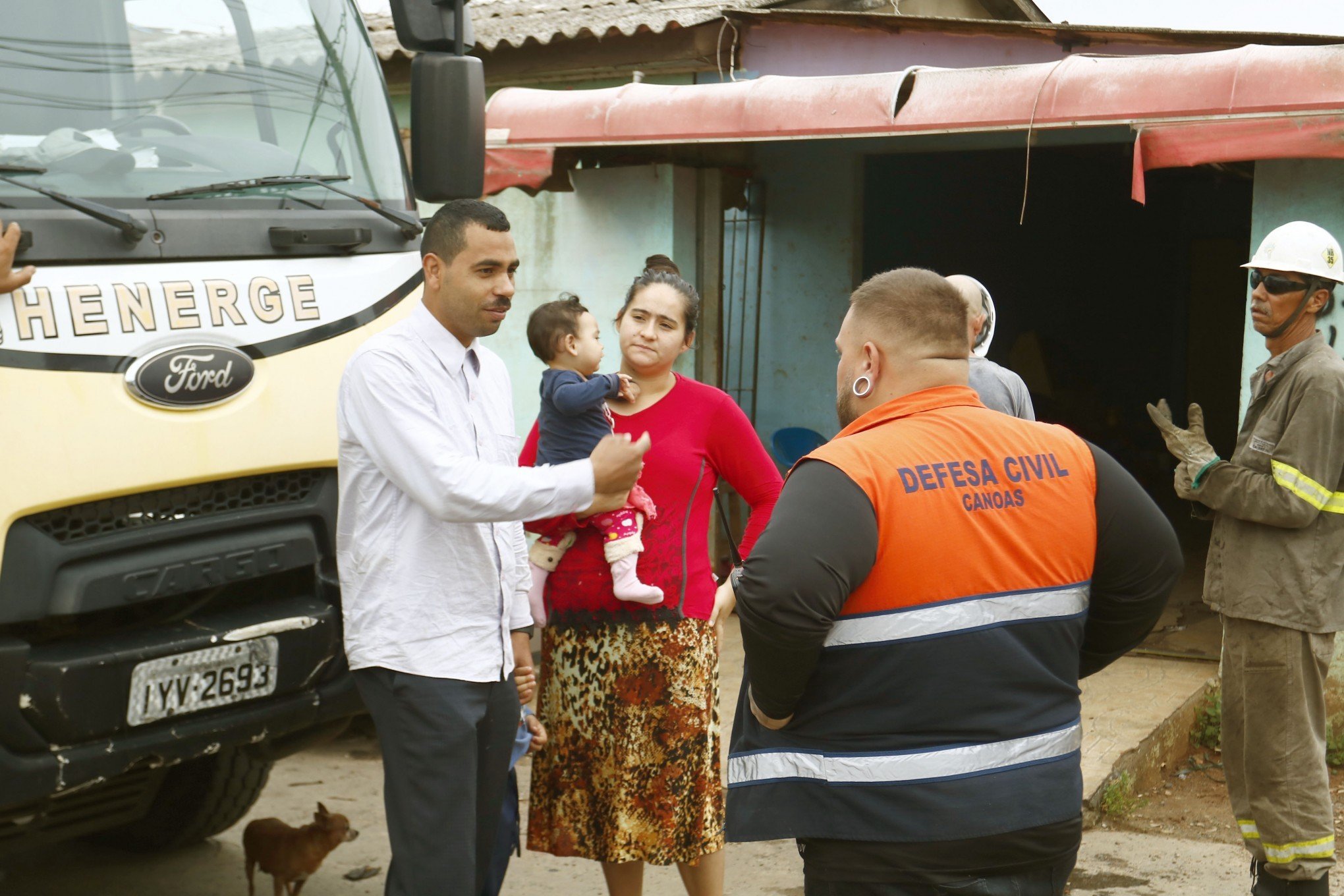 "Parecia que o mundo iria acabar", relata morador que teve casa invadida por árvore durante temporal