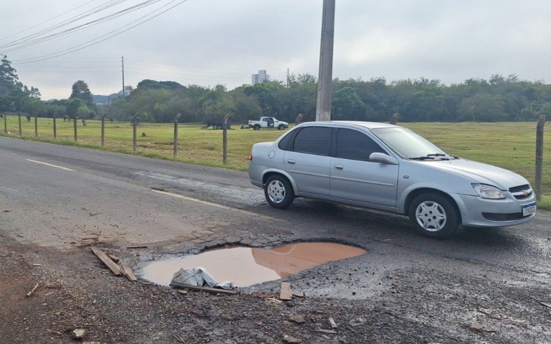 Buraco afeta o trânsito na Avenida Arnaldo Pereira da Silva, conhecida como Estrada Velha, no bairro Santos Dumont, entre Novo Hamburgo e São Leopoldo | abc+