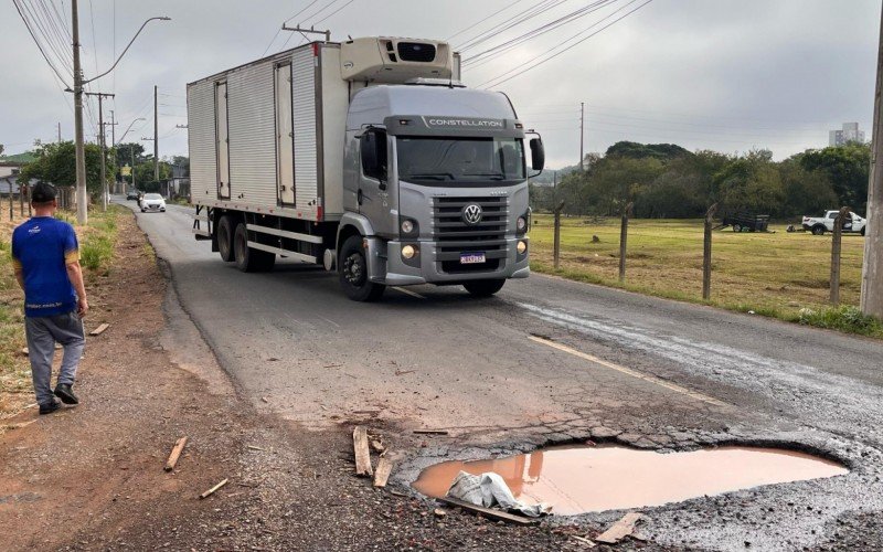 Buraco afeta o trânsito na Avenida Arnaldo Pereira da Silva, conhecida como Estrada Velha, no bairro Santos Dumont, entre Novo Hamburgo e São Leopoldo | abc+