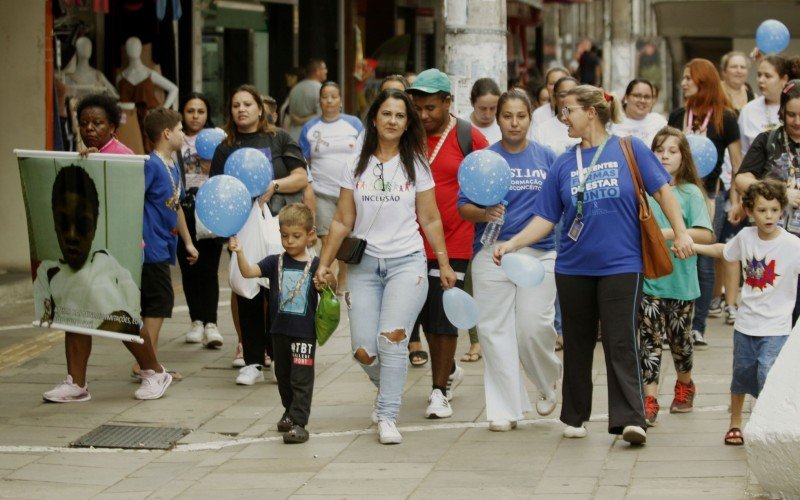 Caminhada passou pelo Calçadão de Canoas e pela rua 15 de Janeiro, no Centro