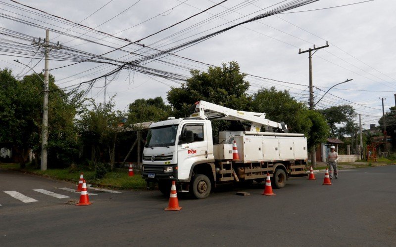 Técnicos da concessionária Rio Grande Energia foram vistos trabalhando, no bairro Estância Velha, na manhã desta quarta-feira (2)