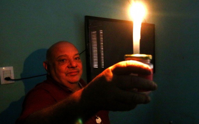 Vilmar Silveira reclama por entrar no terceiro dia circulando à luz de velas, dentro de casa, em Canoas