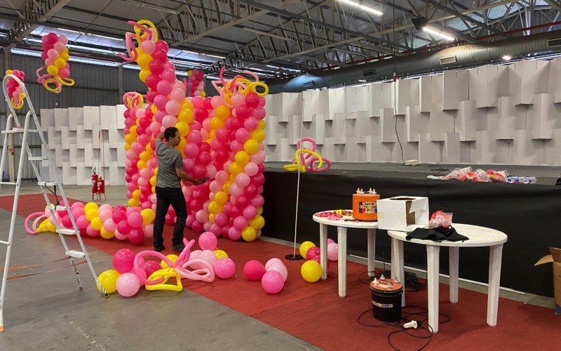 Palco extra para bailes está sendo montado nesta quarta-feira (2) | abc+