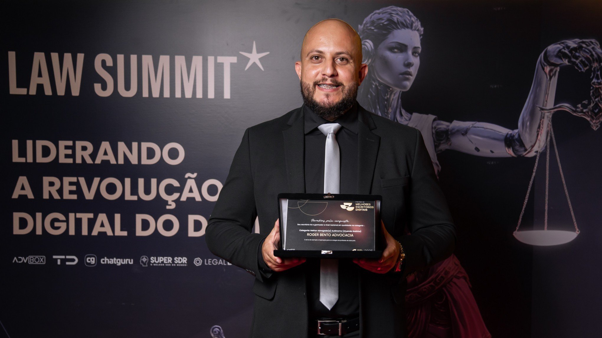 Advogado Róger Bento vence prêmio no Law Summit 2025