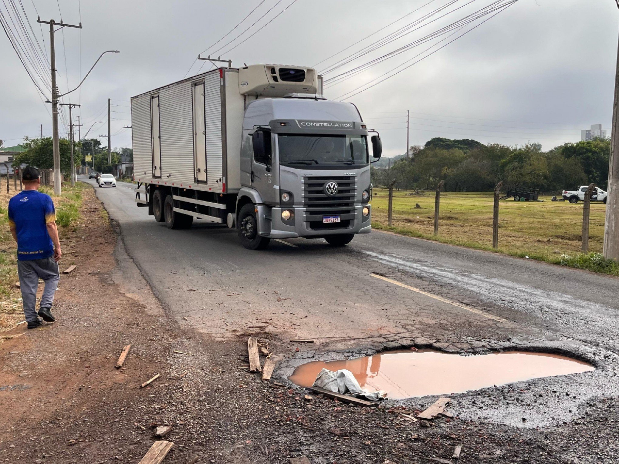 Buraco na pista e ondulações no asfalto geram risco de acidentes em avenida que liga Novo Hamburgo a São Leopoldo