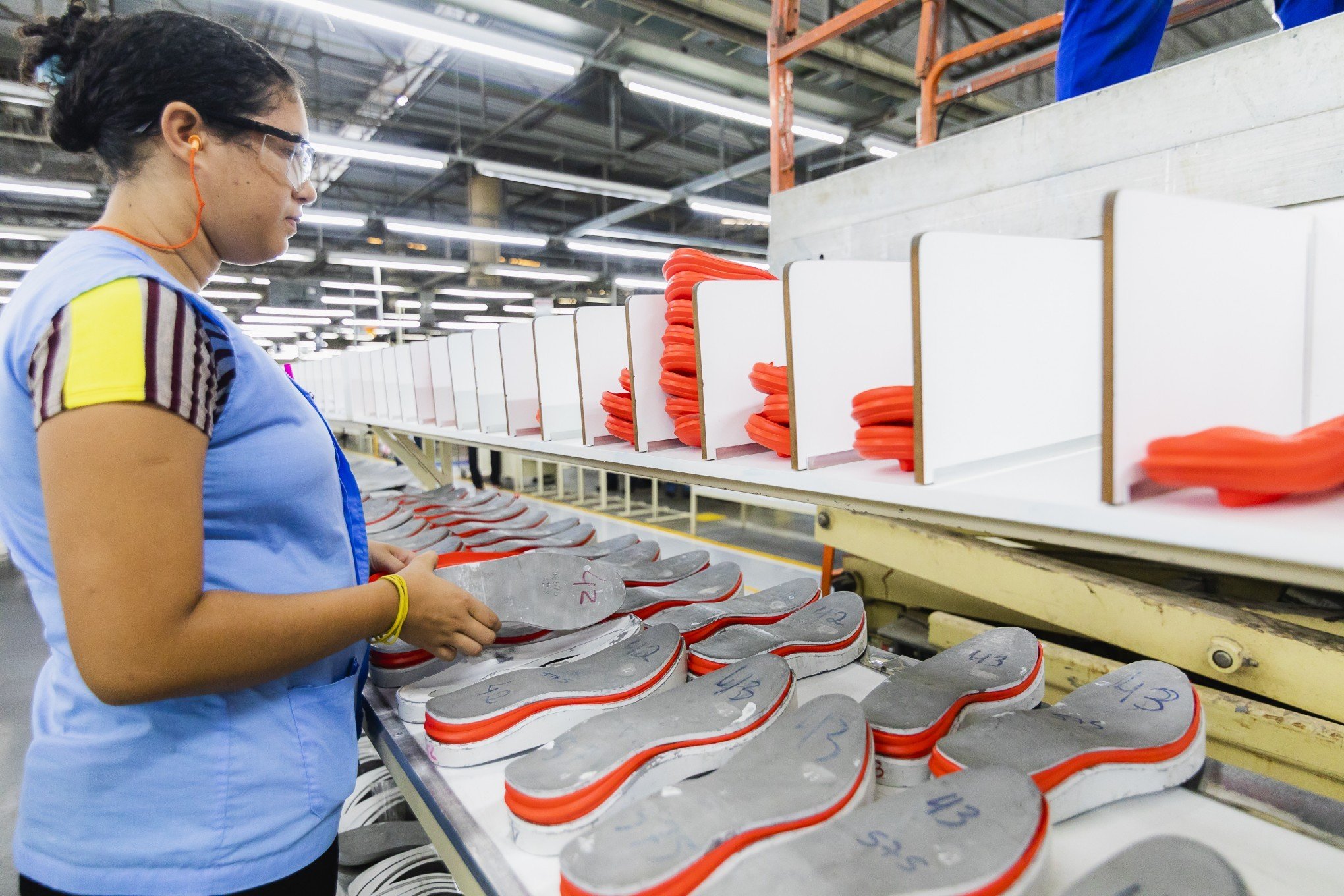 Indústria calçadista brasileira cria mais de 10 mil postos de trabalho; confira detalhes