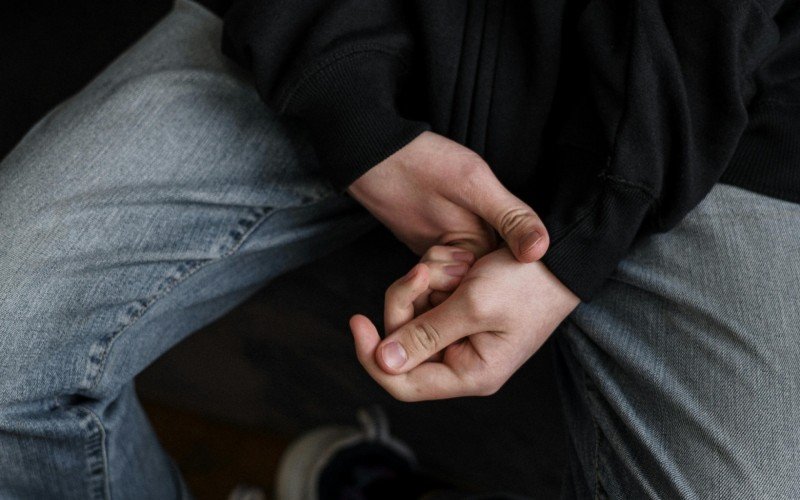 Mãos, adolescente, sofrimento, saúde mental,  | abc+