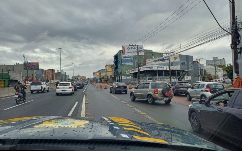 BR-116: Pista lateral é bloqueada e fluxo é desviado em trecho de Canoas | abc+