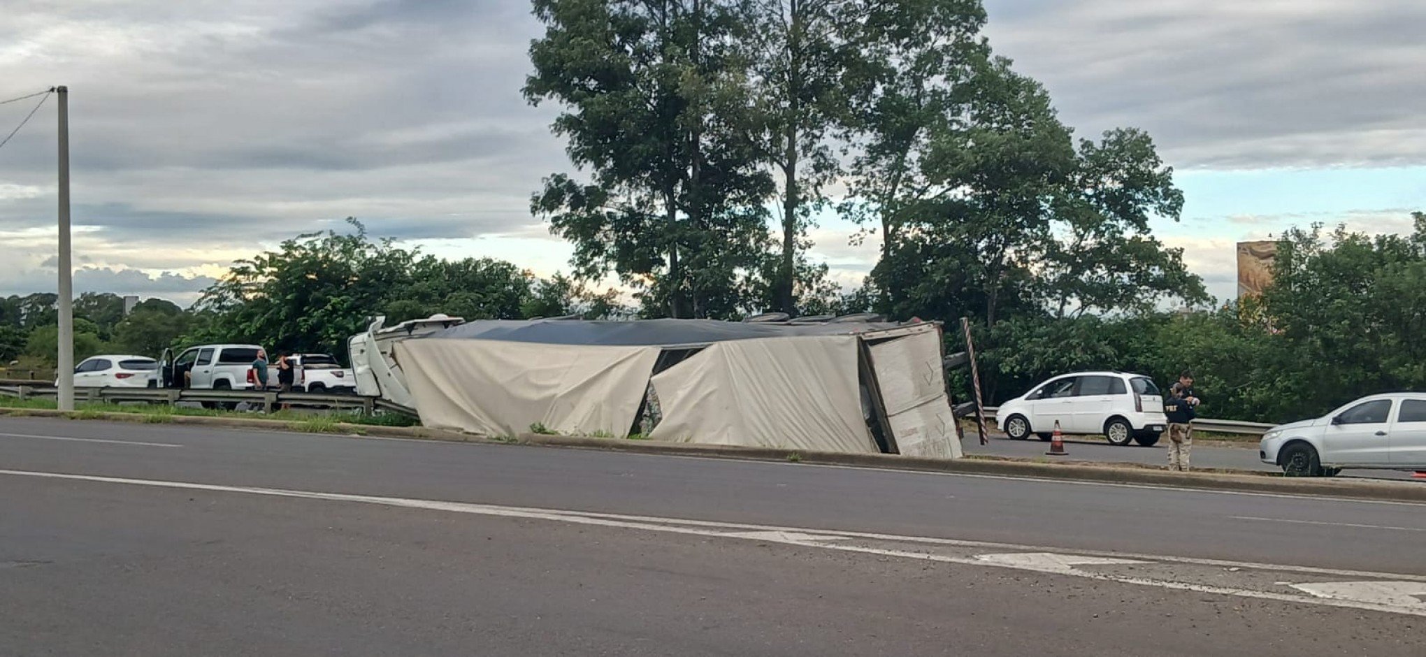 Tombamento de caminhão segue causando tranqueira na BR-116 nesta sexta-feira (4)