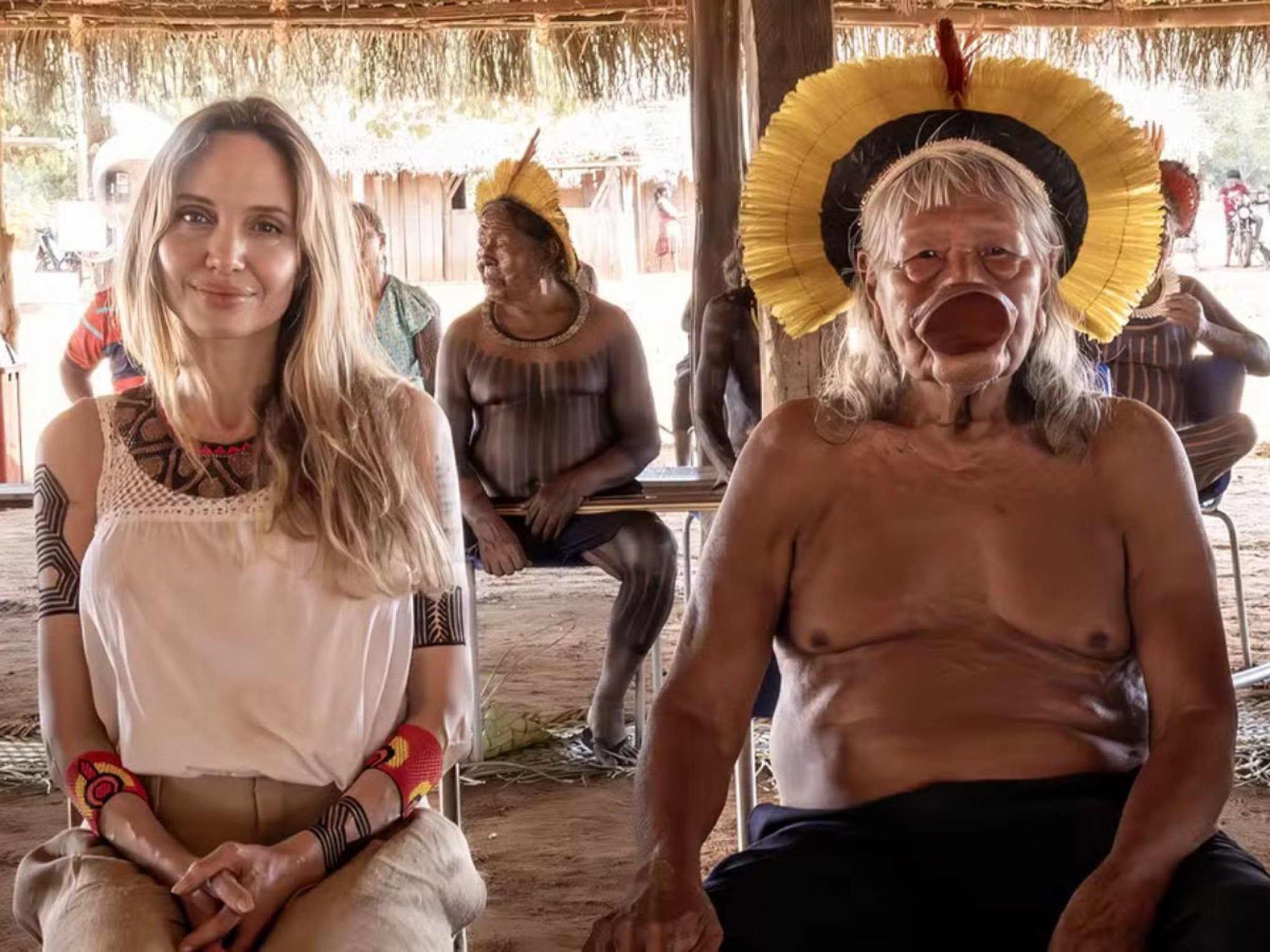 Angelina Jolie se encontra com o cacique em visita ao Brasil