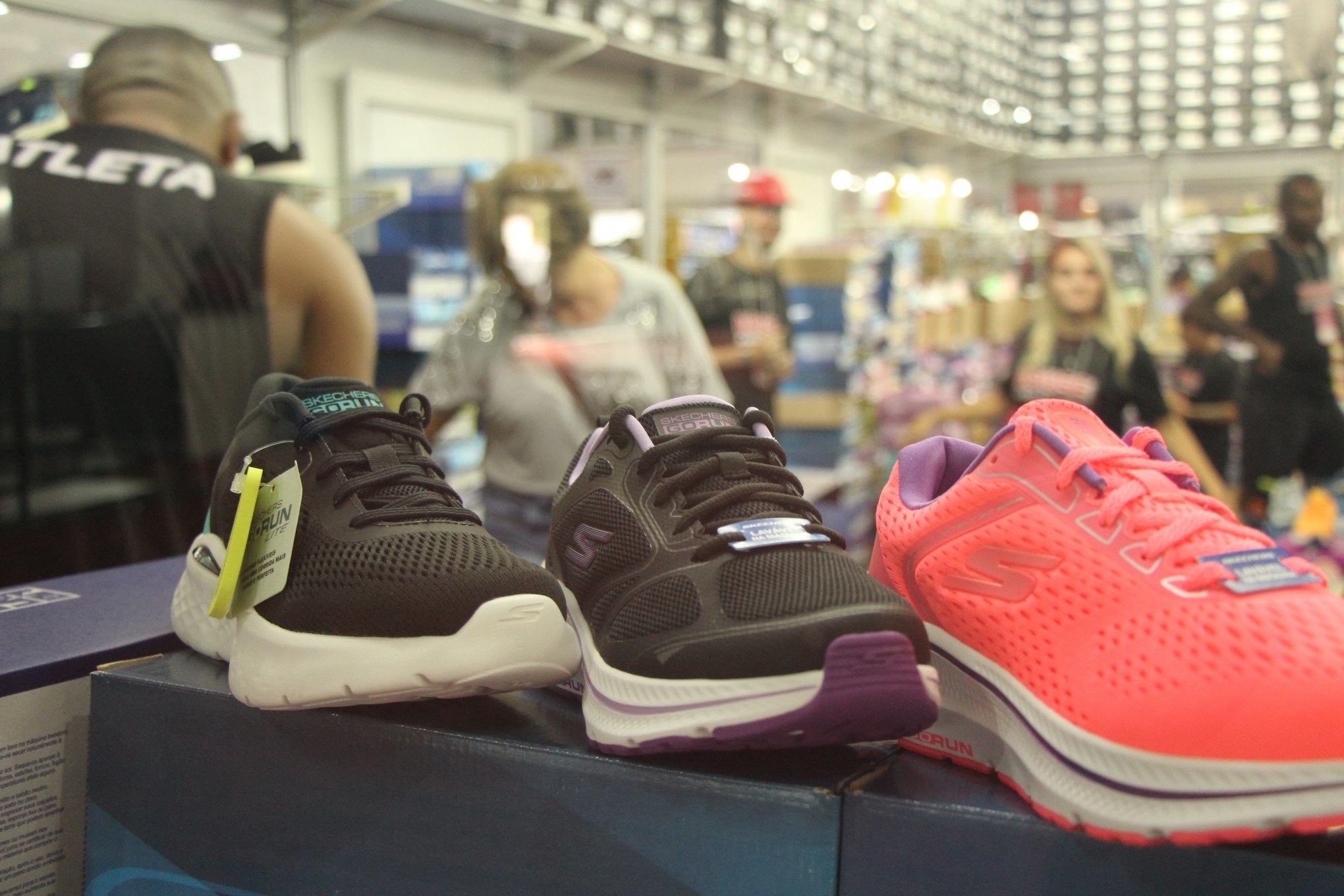 Loucura por Sapatos já começou e público busca descontos na Fenac