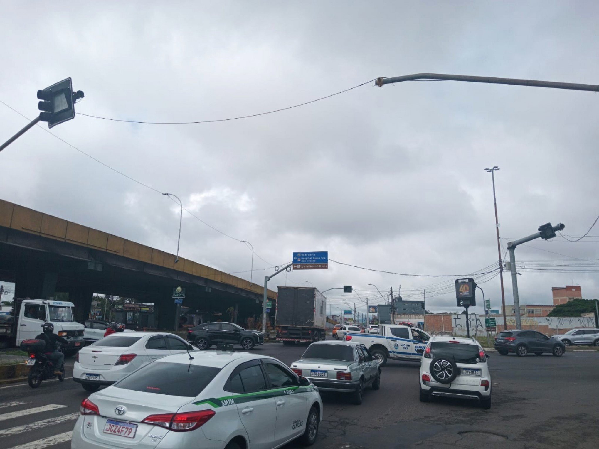 Tráfego no viaduto da Metrovel permanece complicado devido aos semáforos desligados