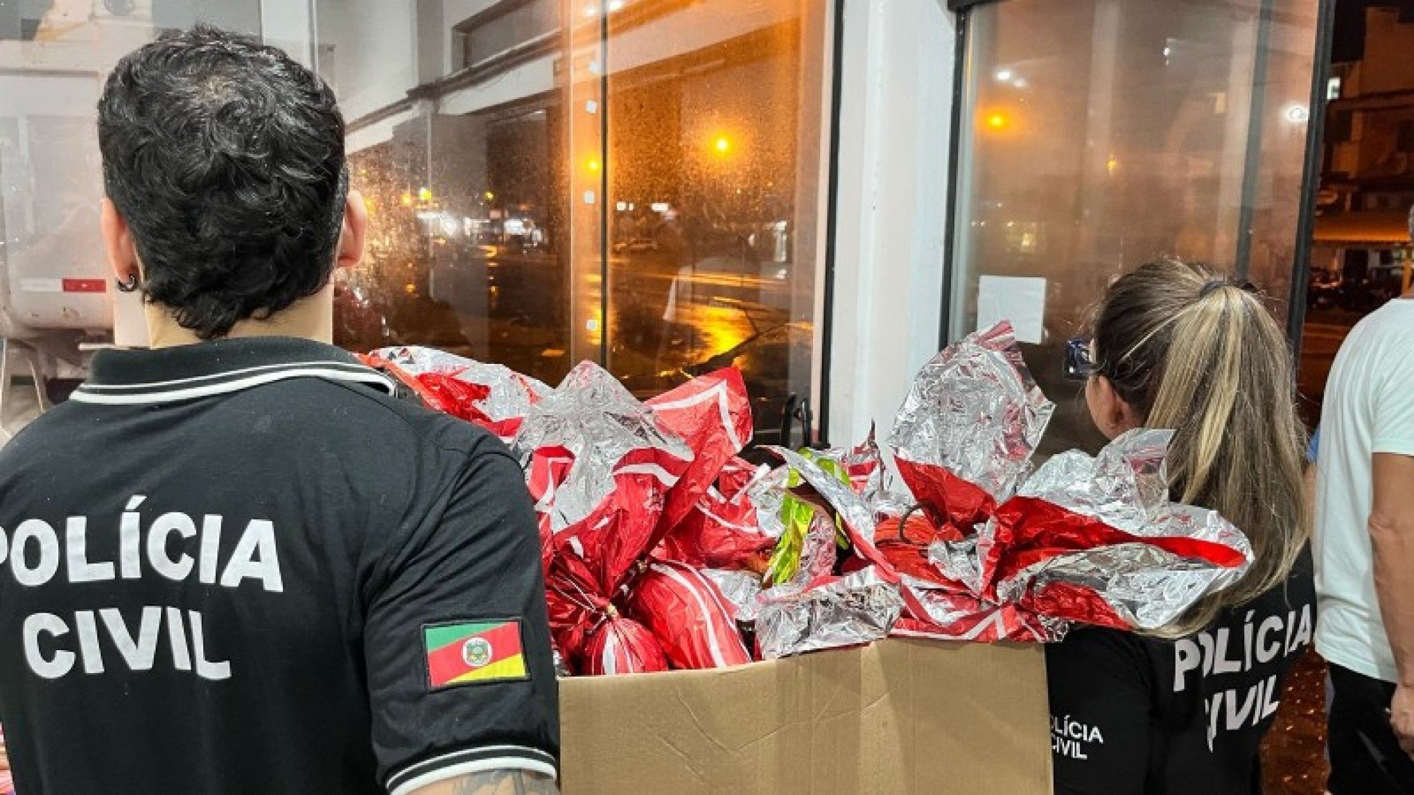 Ovos de Páscoa vencidos desde 2023 eram vendidos em mercado do RS; dono é preso