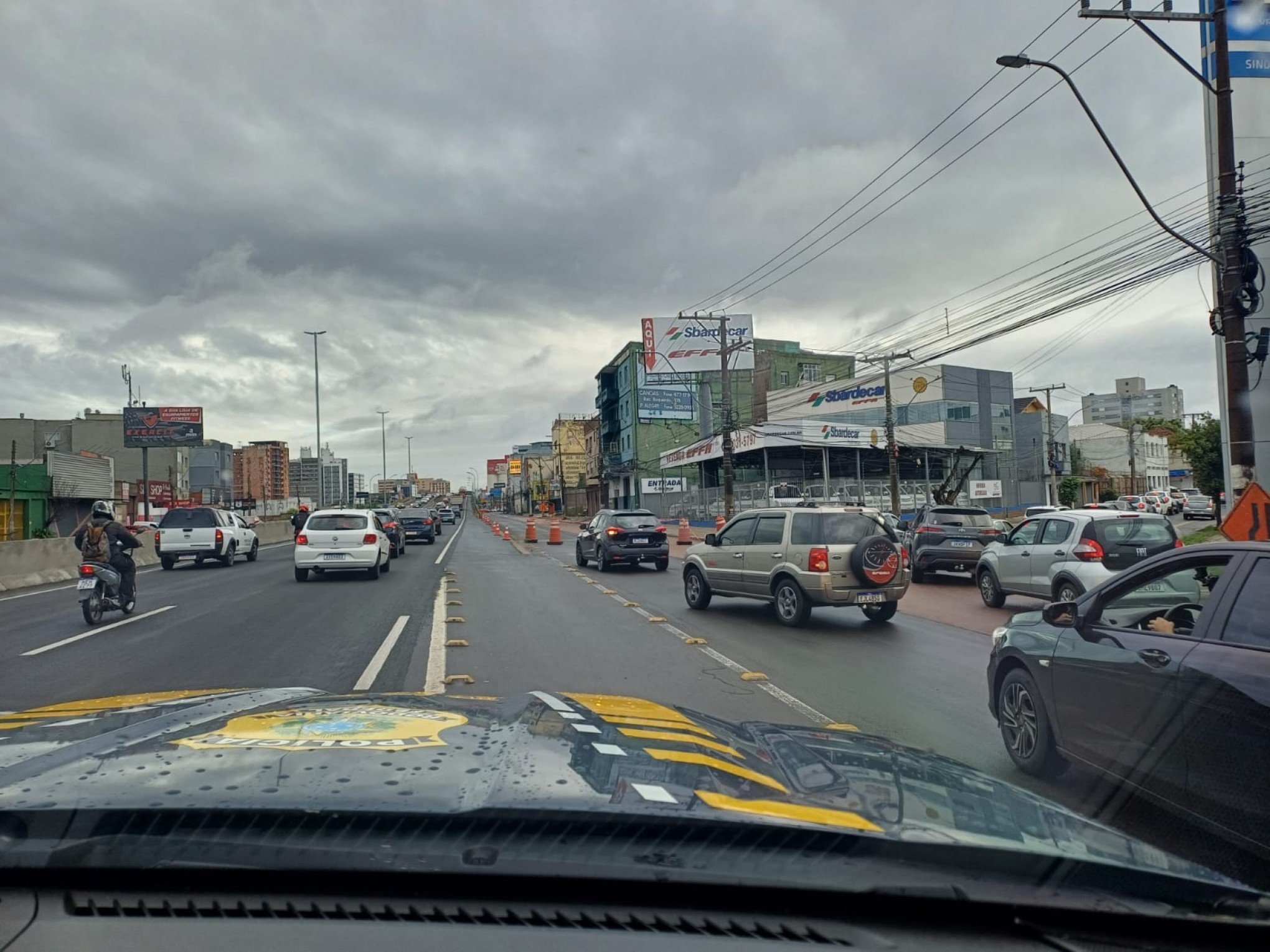 BR-116: Pista lateral é bloqueada e fluxo é desviado em trecho de Canoas