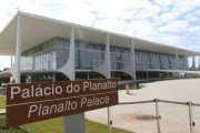 Planalto instala grades para chegada de manifestantes comandados por Nikolas Ferreira