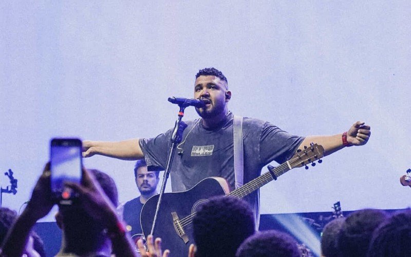 Cantor gospel Israel Salazar fará show no encerramento da Marcha