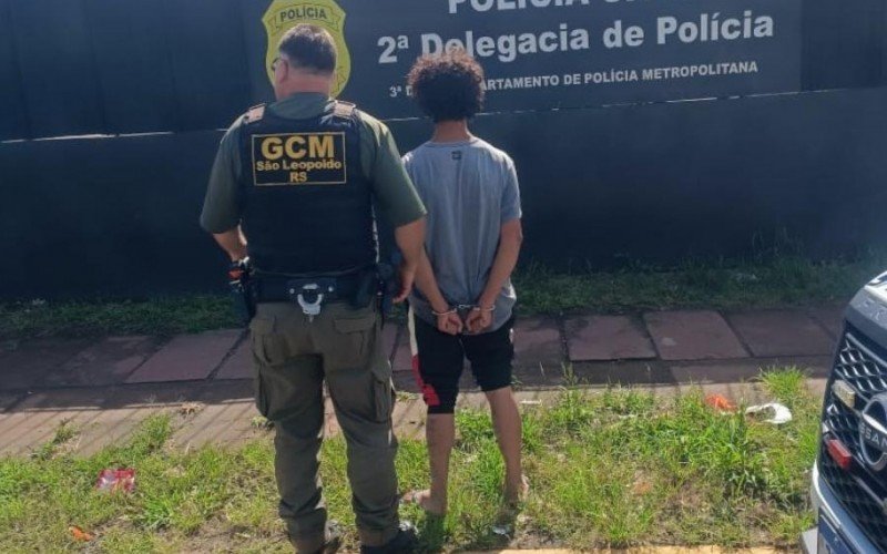 Homem é preso pela guarda civil após confessar morte violenta de uma cadela