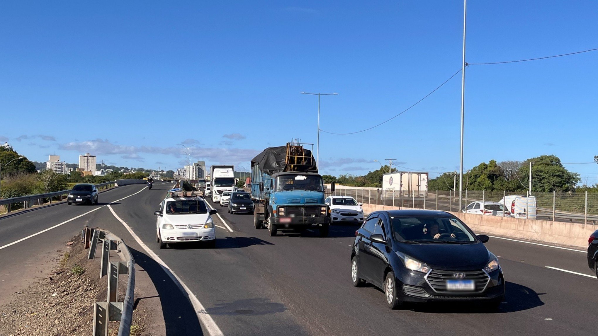 BR-116: Está perigoso acessar o eixo central da rodovia junto às pontes sobre o Rio dos Sinos
