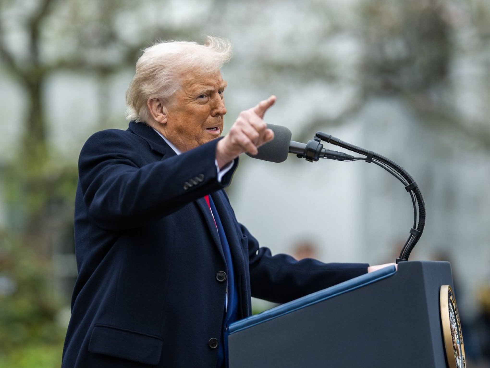 Trump se manifesta sobre retaliação da China a tarifaço e afirma que país "entrou em pânico"