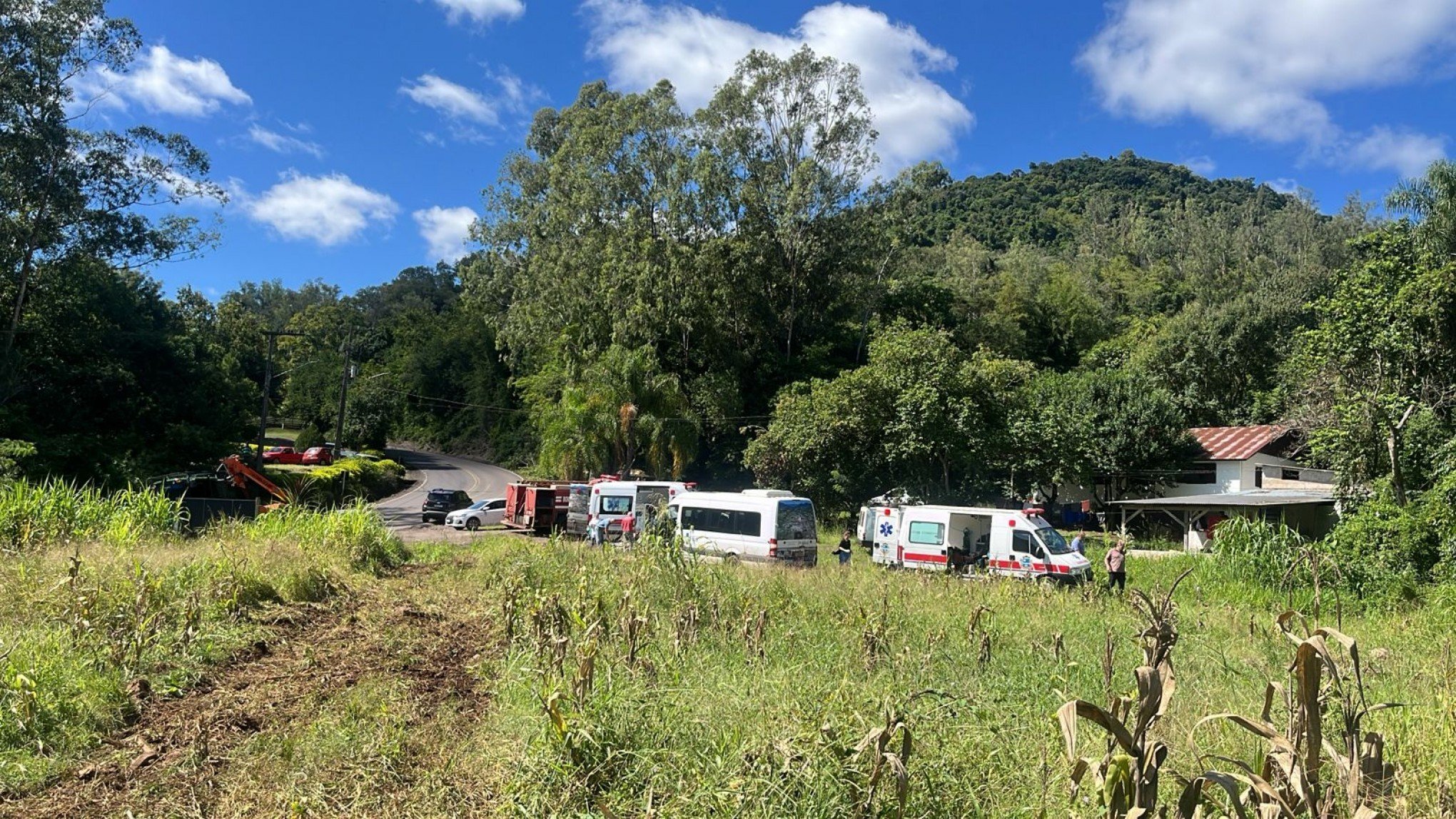 TRAGÉDIA EM IMIGRANTE: Familiares e amigos se despedem dos 7 mortos em acidente com ônibus