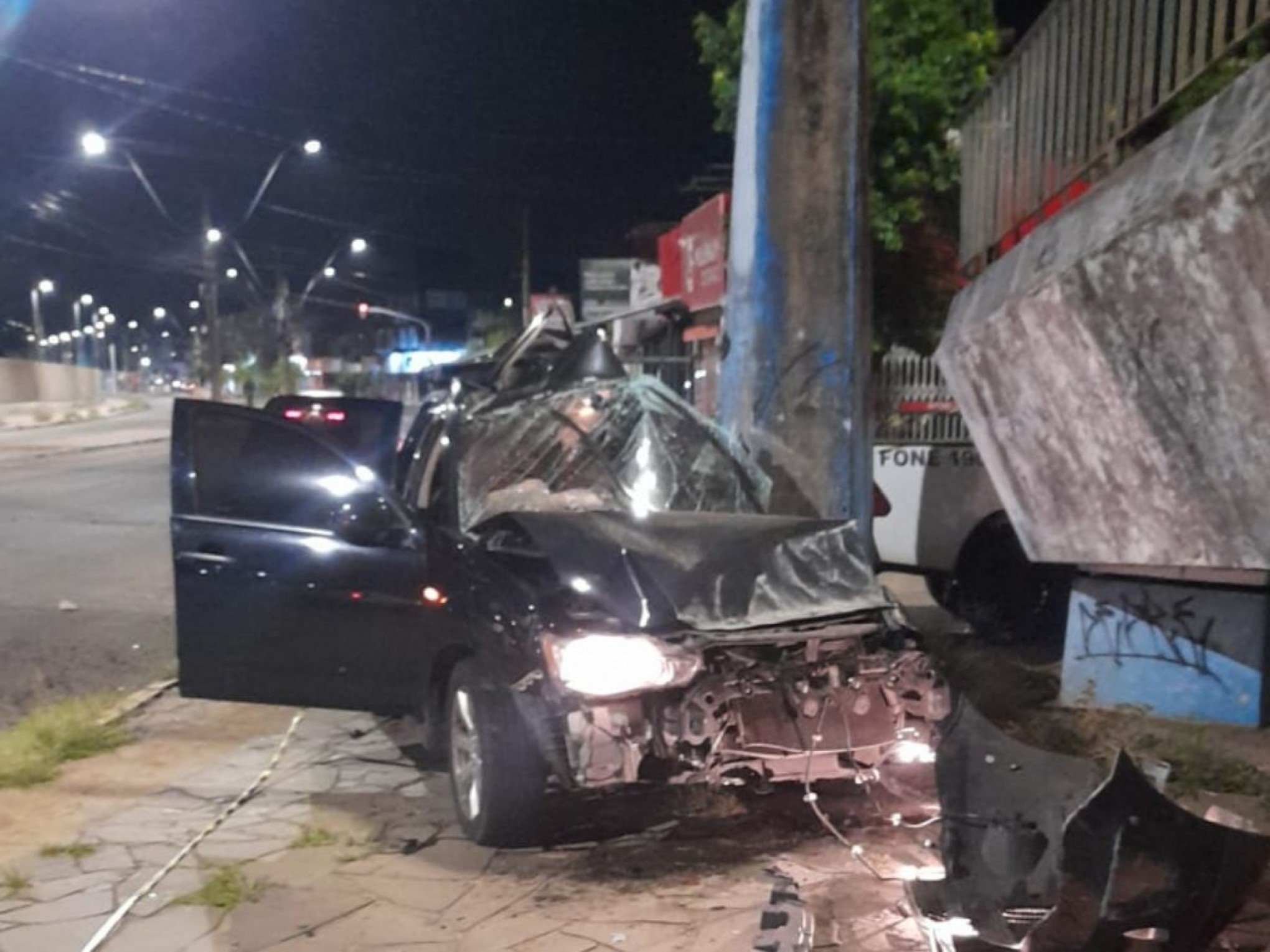 Carro se choca contra estrutura de passarela e motorista morre no Vale do Sinos