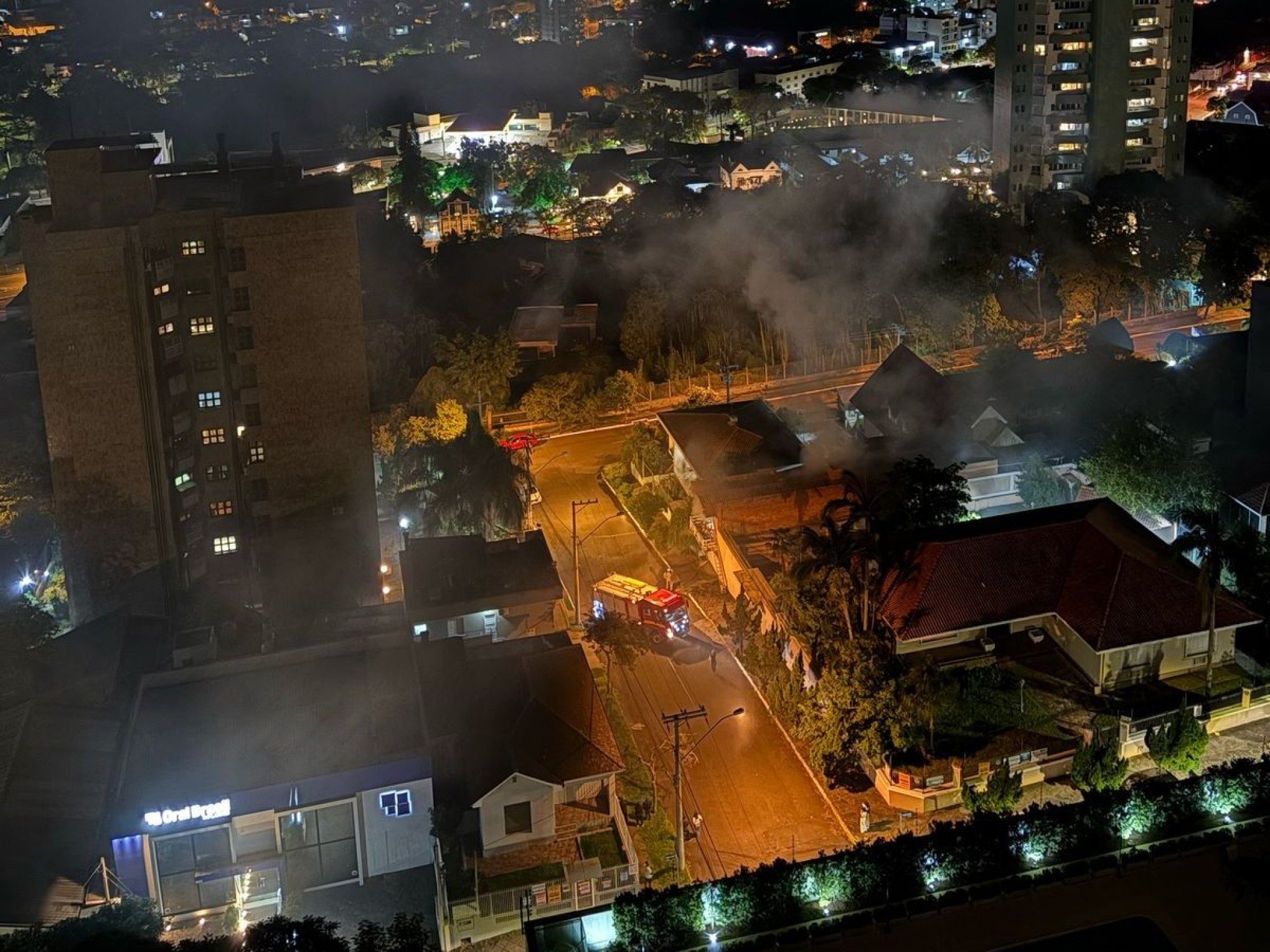VÍDEO: Bombeiros combatem incêndio em Novo Hamburgo
